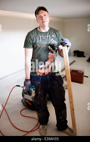 In voller Länge Portrait von zuversichtlich Tischler stehen am Standort Stockfoto