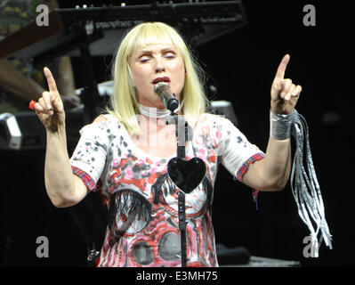 Berlin, Deutschland. 23. Juni 2014. US-Sängerin und Schauspielerin Debbie Harry führt bei einem Konzert mit ihrer Band Blondie im Tempodrom in Berlin, Deutschland, 23. Juni 2014. Foto: ROLAND POPP/DPA - kein Draht-SERVICE-/ Dpa/Alamy Live News Stockfoto