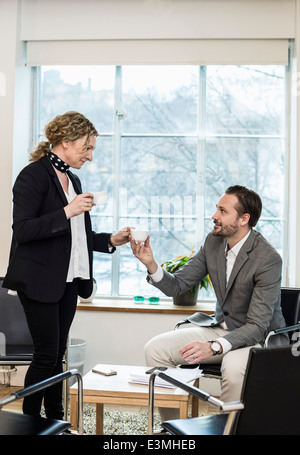 Geschäftsleute Kaffeetrinken während der Pause im Büro Stockfoto