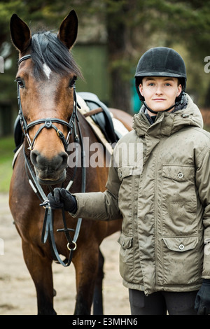 Porträt des jungen Mannes mit Pferd stehen im freien Stockfoto