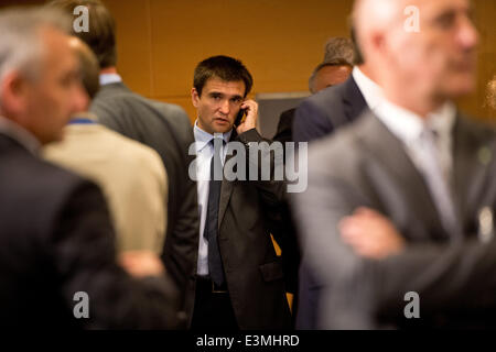 Brüssel, Belgien. 25. Juni 2014. Ukrainian Foreign Minister Pawel Klimkin (C) Gespräche am Telefon bei der NATO Außenminister, treffen in Brüssel in Brüssel, 25. Juni 2014. Letzte Entwicklungen im Irak und der Ukraine sind die Hauptthemen der Tagung. Foto: DANIEL NAUPOLD/Dpa/Alamy Live News Stockfoto