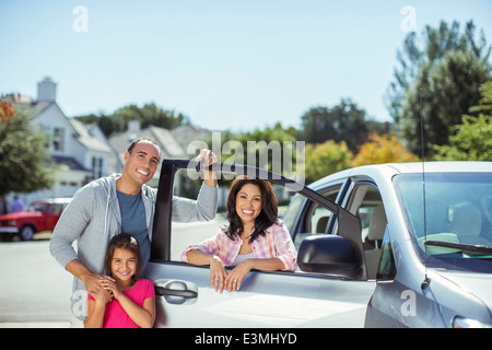 Porträt der Familie im Auto in der Einfahrt Stockfoto