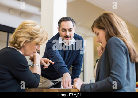 Geschäftsmann Planungsstrategie mit weiblichen Kollegen am Schreibtisch im Büro treffen Stockfoto