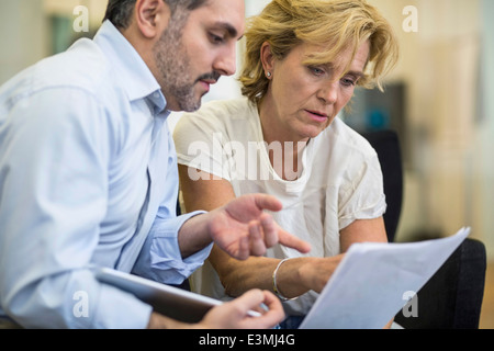 Unternehmer diskutieren über Dokument in Meeting im Büro Stockfoto