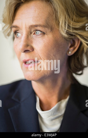 Nachdenklich Reife Geschäftsfrau im Büro Stockfoto