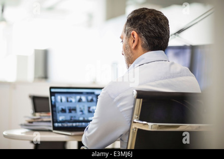 Rückansicht des Geschäftsmann arbeitet am Schreibtisch im Büro Stockfoto