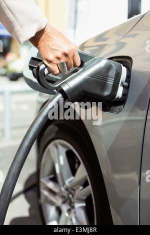 Frau Hand Tankstellen Auto Stockfoto