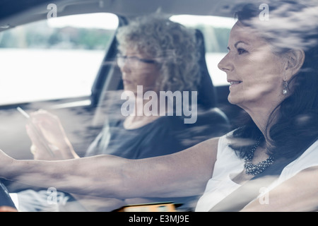 Senior Freundinnen auf Roadtrip Stockfoto
