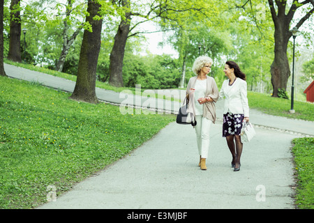 Voller Länge von Frauen in Führungspositionen zu Fuß auf Gartenweg Stockfoto