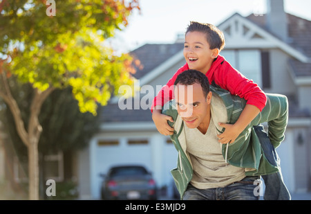 Huckepack Vater Sohn Stockfoto