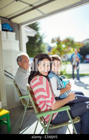 Porträt des Lächelns, Mutter und Tochter in garage Stockfoto