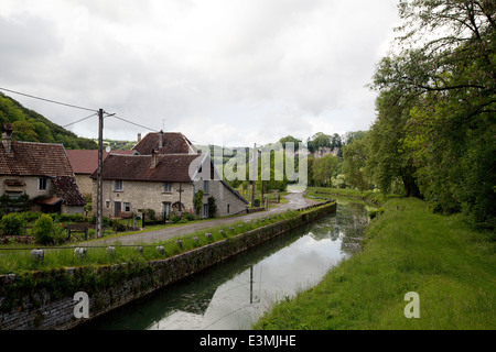 Rhône-Rhein-Kanal mit Esnans, Dorf in der Nähe von Baume Les Dames, Franch-Comté, Frankreich Stockfoto