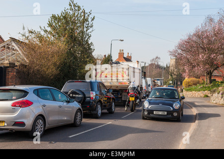 Starker Verkehr eine Straße, die durch das kleine Dorf Rempstone, Nottinghamshire, England, Großbritannien Stockfoto