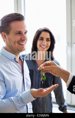 Bild der Immobilienmakler Schlüsselübergabe paar in neues Haus abgeschnitten Stockfoto