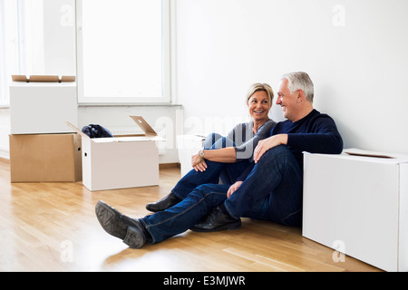 Älteres paar entspannende nach dem Umzug in ihr neues Haus Stockfoto