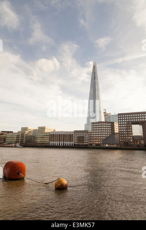 Vertikale Aufnahme von The Shard London, London Bridge Hospital und Baumwollen-Zentrum mit der Themse im Vordergrund Stockfoto