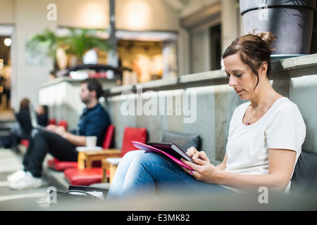 Reife Frau mit digital-Tablette im café Stockfoto