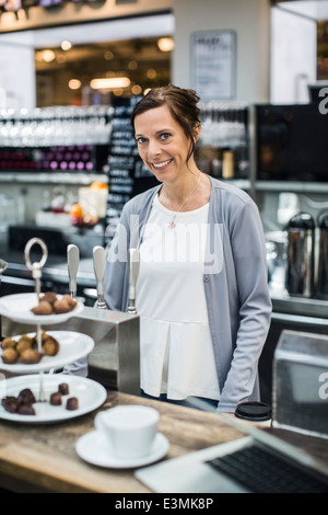 Porträt von lächelnden Reife weibliche Besitzer am Café-Schalter Stockfoto