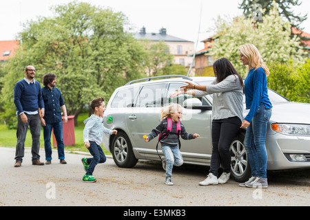 Homosexuelle Familien mit dem Auto auf der Straße genießen Stockfoto