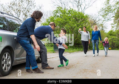 Homosexuelle Familien genießen auf Straße Stockfoto