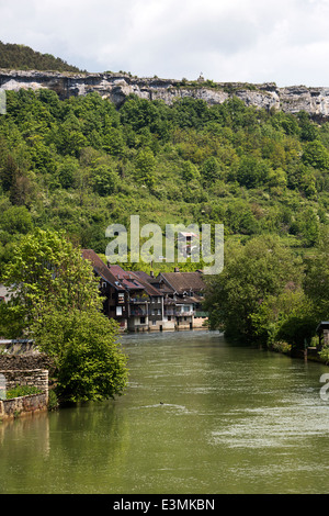 Flusses La Loue mit Stadt Ornans, Franche-Comté, Doubs, Frankreich Französisch Stockfoto