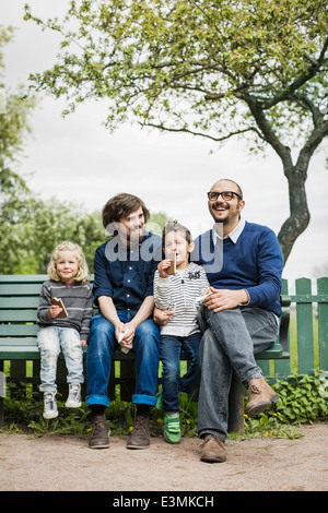 Männliche Homosexuelle Familienglück Freizeit im park Stockfoto