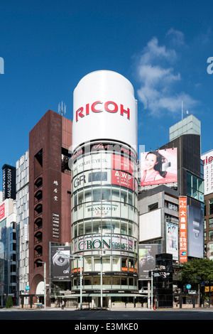 Ricoh-Werbung auf den San'ai Bldg, an der 4-Chome Kreuzung in Ginza, Chuo-Ku, Tokyo Stockfoto