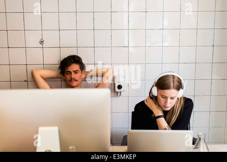 Junge Unternehmer und Unternehmerin in kreative Büro arbeiten Stockfoto