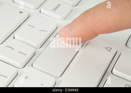 Hand drücken der Taste der Tastatur Stockfoto