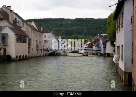 Flusses La Loue mit Stadt Ornans, Franche-Comté, Doubs, Frankreich Französisch Stockfoto