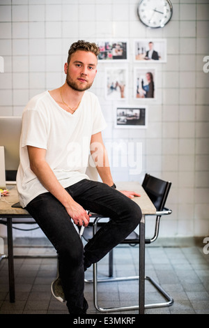 Porträt von glücklich junger Geschäftsmann mit digital-Tablette in neues Büro Stockfoto