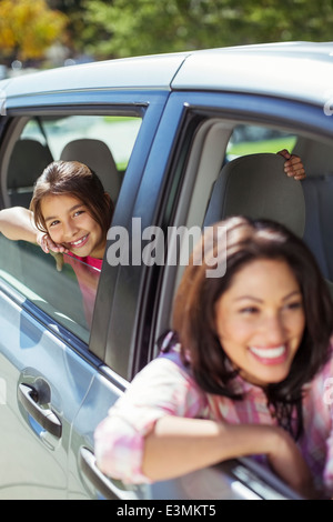 Porträt des Lächelns, Mutter und Tochter im Auto Stockfoto