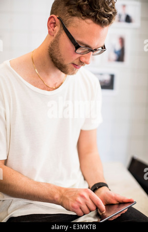 Junger Geschäftsmann mit Tablet-PC im neuen Büro Stockfoto