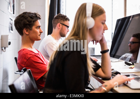 Junge Geschäftsleute arbeiten im neuen Büro Stockfoto