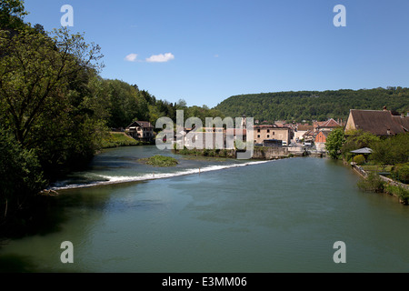 Flusses La Loue mit Stadt Ornans, Franche-Comté, Doubs, Frankreich Französisch Stockfoto