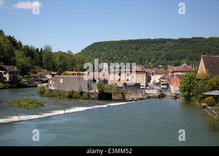 Flusses La Loue mit Stadt Ornans, Franche-Comté, Doubs, Frankreich Französisch Stockfoto