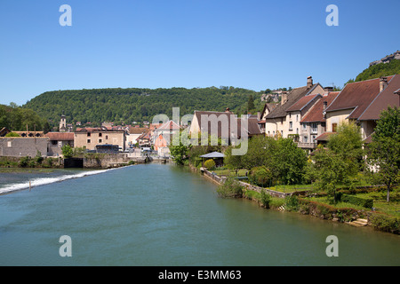 Flusses La Loue mit Stadt Ornans, Franche-Comté, Doubs, Frankreich Französisch Stockfoto