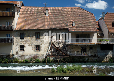 Flusses La Loue mit Stadt Ornans, Franche-Comté, Doubs, Frankreich Französisch Stockfoto