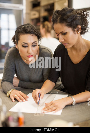 Unternehmerinnen in kreative Büro arbeiten Stockfoto