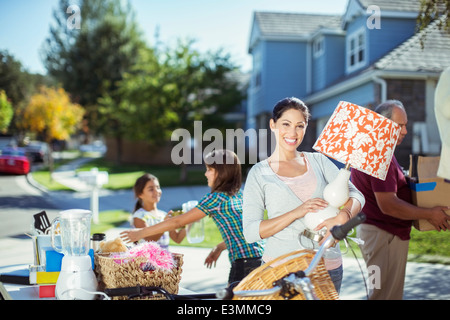 Portrait von lächelnden Frau mit Lampe am Hof-Verkauf Stockfoto