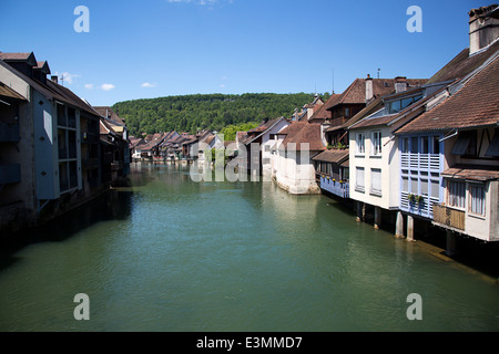 Flusses La Loue mit Stadt Ornans, Franche-Comté, Doubs, Frankreich Französisch Stockfoto