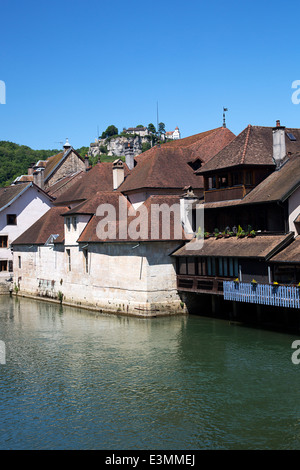 Französischen Flusses La Loue mit Stadt Ornans und Schloss im Hintergrund, Franche-Comté, Frankreich Stockfoto