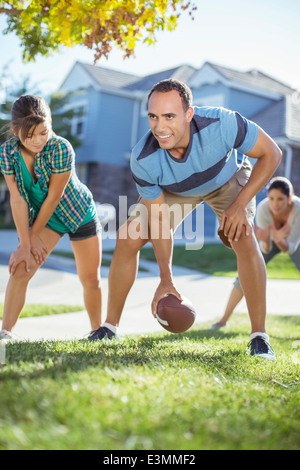 Familie im Rasen Fußball spielen Stockfoto