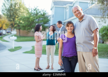 Porträt von lächelnden Großvater und Enkelin in Einfahrt Stockfoto