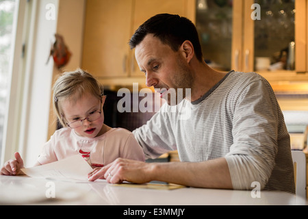 Vater unterstützen behinderte Tochter im Studium zu Hause Stockfoto