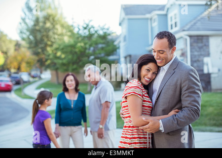 Glückliches Paar umarmt in Einfahrt Stockfoto