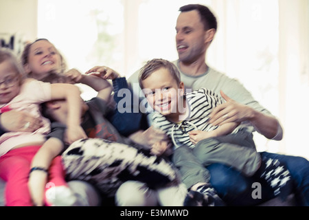 Glückliche Familie, die Freizeit zu Hause zu verbringen Stockfoto