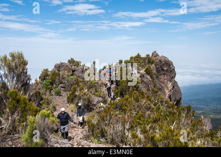 Gruppe bewegen über den Wolken auf dem Grat führt zum Shira Camp auf dem Kilimandscharo Stockfoto