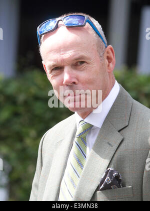 Wimbledon London UK. 25. Juni 2014. Ehemaliger Trainer des Rugby-Siegerteams England World Cup 2003 Sir Clive Woodward kommt als Gast bei den All England Club am Tag drei der 2014 den Lawn Tennis Championships Credit: Amer Ghazzal/Alamy Live-Nachrichten Stockfoto