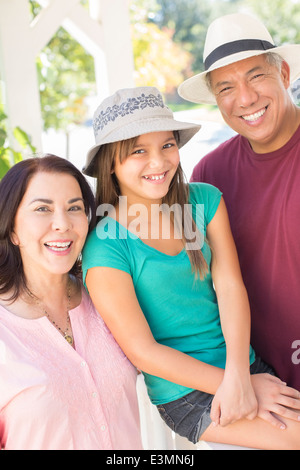 Porträt von glücklichen Großeltern und Enkelin Stockfoto